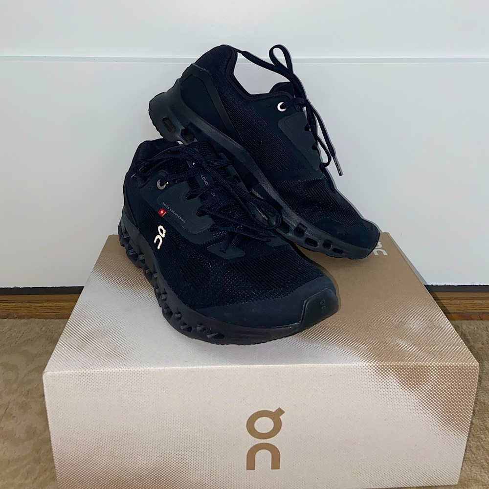BRAND NEW OnCloud Cloudstratus WOMEN’s size 7.5 - BLACK